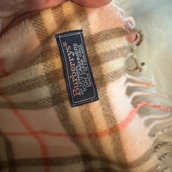 Burberry Scarf 🧣 - Picture 4 of 6
